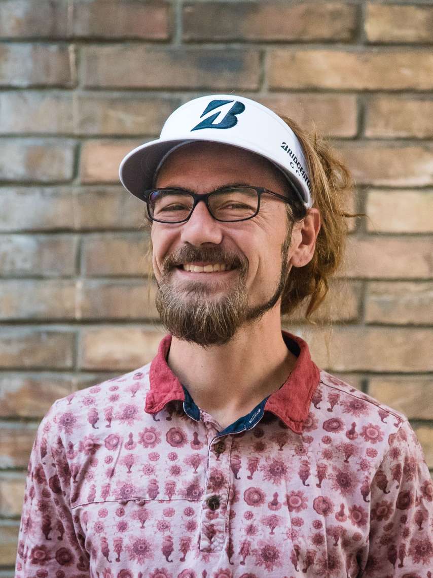 Didi Keller introduces you to urban golf - golfing between garbage cans and tree trunks