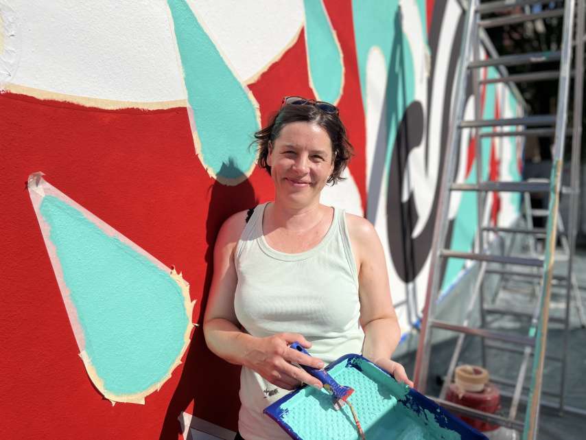 Street art enters its second round: Effi Bannister's "Velostadt Winterthur" now adorns the wall on Bahnmeisterweg near the Sulzerareal site