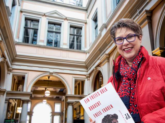 Frauenthur - Corset and departure